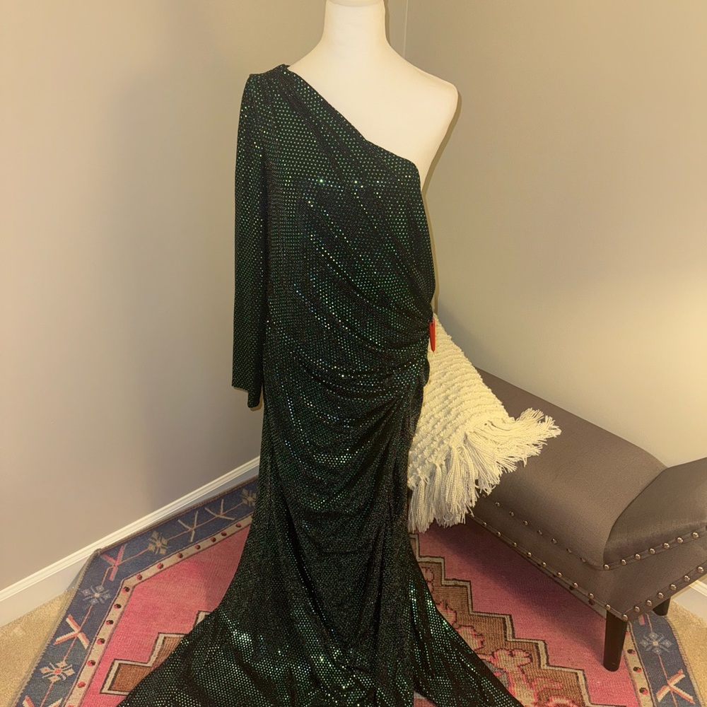 Mac Duggal Emerald One-Shoulder Gown - Picture 5 of 8